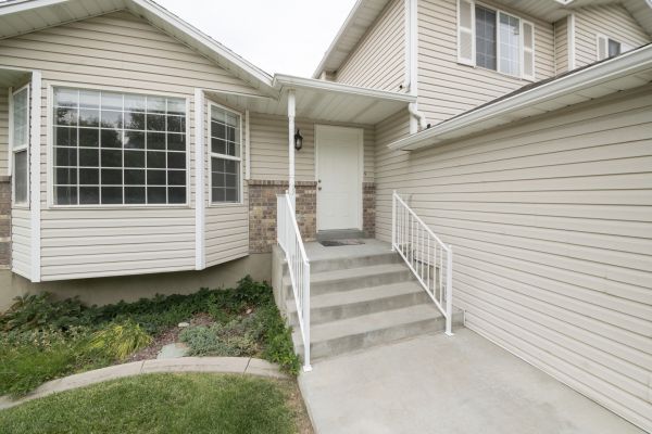 Cost of White Vinyl Siding Replacement in Norristown